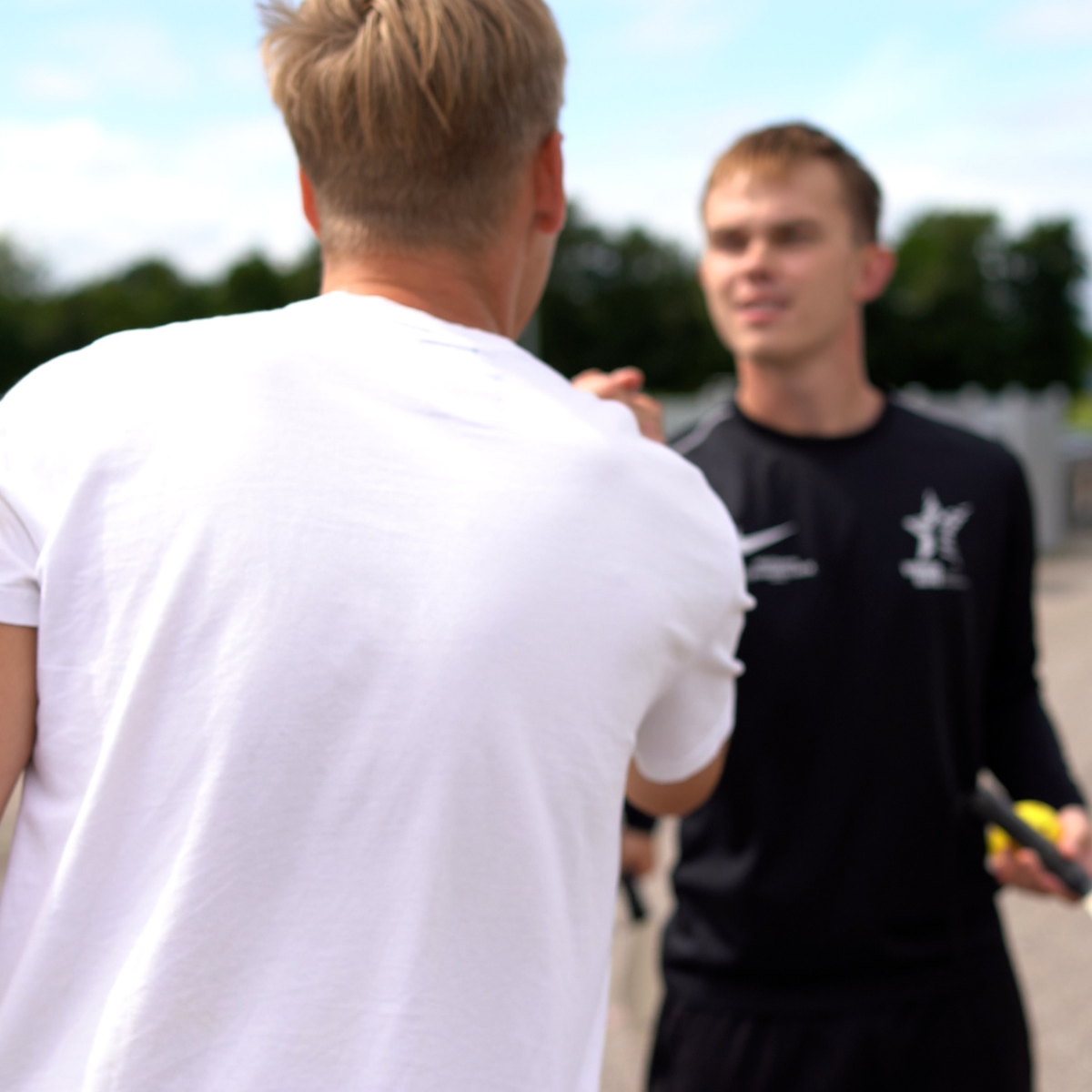 2 drenge nyder en Pickleball kamp